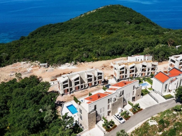 HITNA PRODAJA – Luksuzna townhouse vila 220m² sa bazenom i panoramskim pogledom na more – Reževići, Budvanska rivijera | Mogućnost odloženog plaćanja | Bez plaćanja 3% poreza