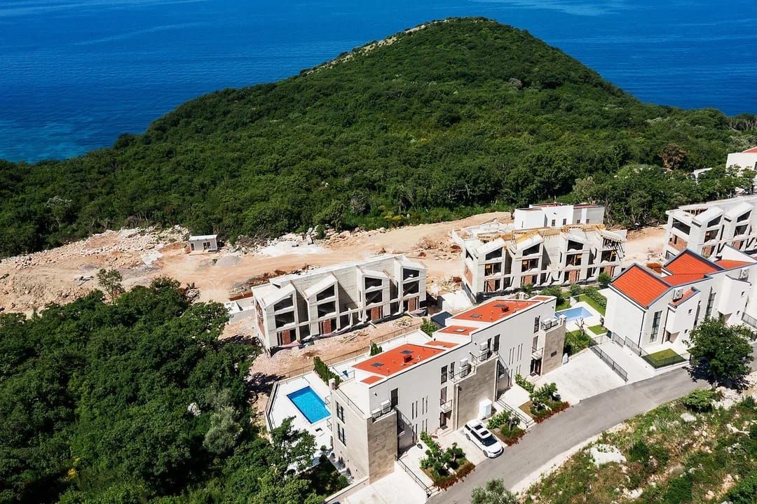 HITNA PRODAJA – Luksuzna townhouse vila 220m² sa bazenom i panoramskim pogledom na more – Reževići, Budvanska rivijera | Mogućnost odloženog plaćanja | Bez plaćanja 3% poreza