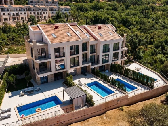 HITNA PRODAJA – Luksuzna townhouse vila 220m² sa bazenom i panoramskim pogledom na more – Reževići, Budvanska rivijera | Mogućnost odloženog plaćanja | Bez plaćanja 3% poreza