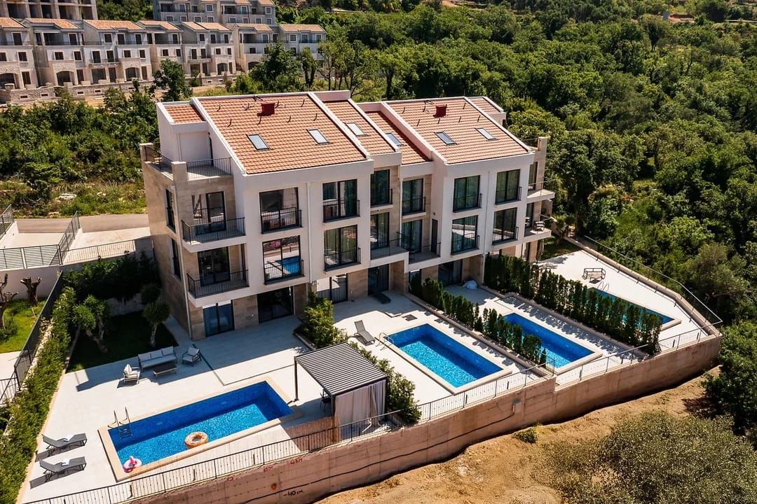 HITNA PRODAJA – Luksuzna townhouse vila 220m² sa bazenom i panoramskim pogledom na more – Reževići, Budvanska rivijera | Mogućnost odloženog plaćanja | Bez plaćanja 3% poreza