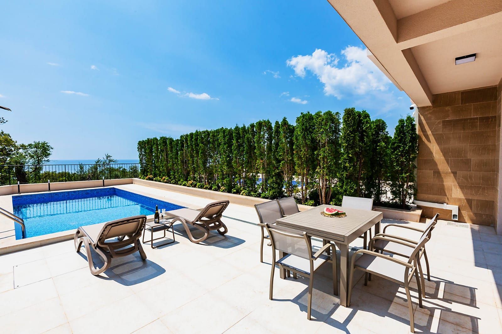 HITNA PRODAJA – Luksuzna townhouse vila 220m² sa bazenom i panoramskim pogledom na more – Reževići, Budvanska rivijera | Mogućnost odloženog plaćanja | Bez plaćanja 3% poreza