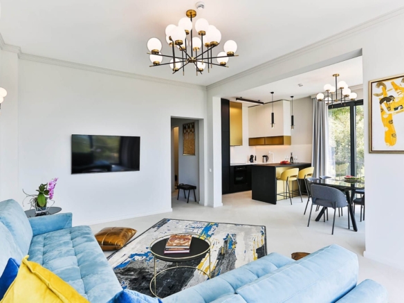 HITNA PRODAJA – Luksuzna townhouse vila 220m² sa bazenom i panoramskim pogledom na more – Reževići, Budvanska rivijera | Mogućnost odloženog plaćanja | Bez plaćanja 3% poreza