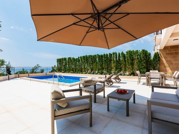 HITNA PRODAJA – Luksuzna townhouse vila 220m² sa bazenom i panoramskim pogledom na more – Reževići, Budvanska rivijera | Mogućnost odloženog plaćanja | Bez plaćanja 3% poreza