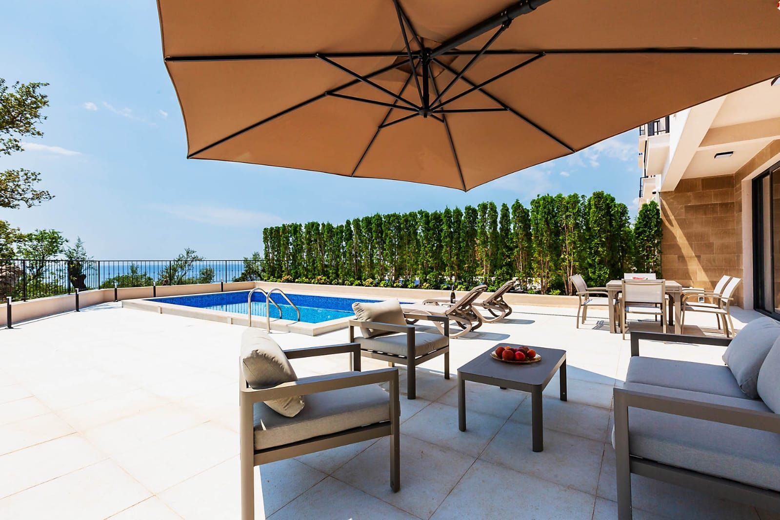HITNA PRODAJA – Luksuzna townhouse vila 220m² sa bazenom i panoramskim pogledom na more – Reževići, Budvanska rivijera | Mogućnost odloženog plaćanja | Bez plaćanja 3% poreza