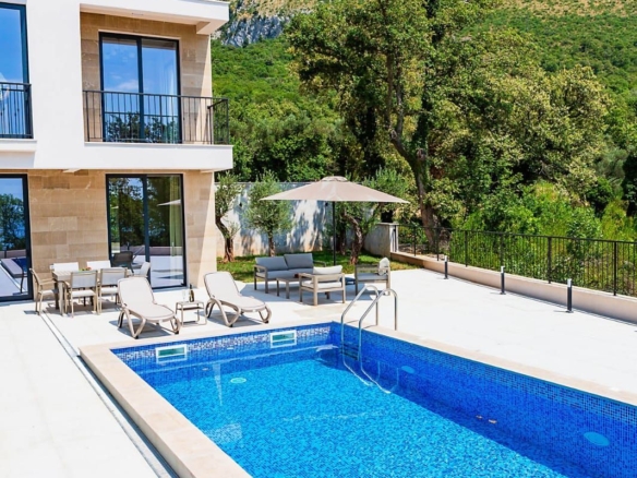 HITNA PRODAJA – Luksuzna townhouse vila 220m² sa bazenom i panoramskim pogledom na more – Reževići, Budvanska rivijera | Mogućnost odloženog plaćanja | Bez plaćanja 3% poreza