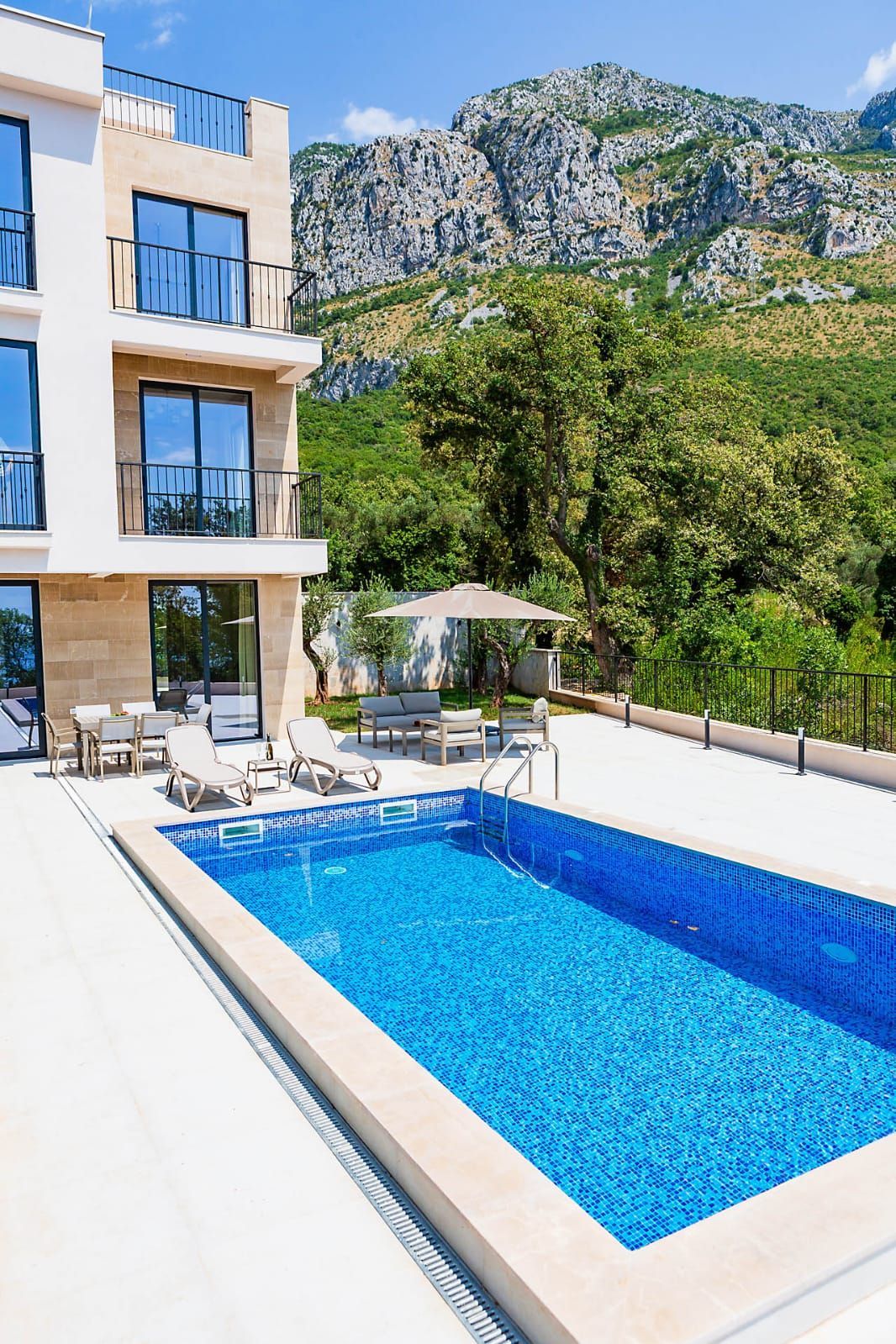 HITNA PRODAJA – Luksuzna townhouse vila 220m² sa bazenom i panoramskim pogledom na more – Reževići, Budvanska rivijera | Mogućnost odloženog plaćanja | Bez plaćanja 3% poreza