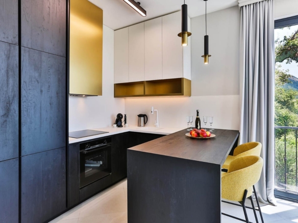 HITNA PRODAJA – Luksuzna townhouse vila 220m² sa bazenom i panoramskim pogledom na more – Reževići, Budvanska rivijera | Mogućnost odloženog plaćanja | Bez plaćanja 3% poreza