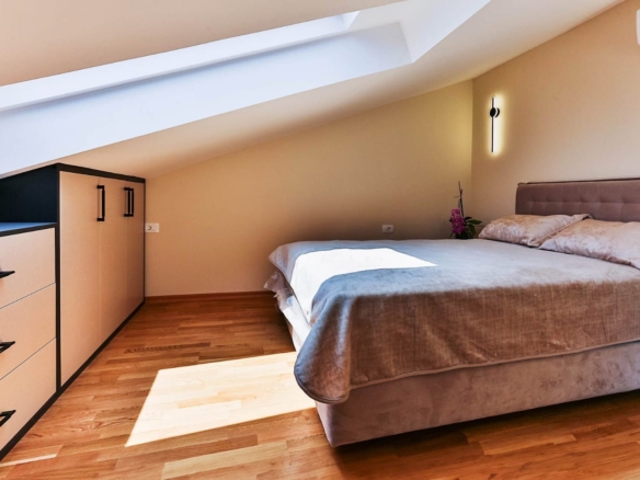 HITNA PRODAJA – Luksuzna townhouse vila 220m² sa bazenom i panoramskim pogledom na more – Reževići, Budvanska rivijera | Mogućnost odloženog plaćanja | Bez plaćanja 3% poreza