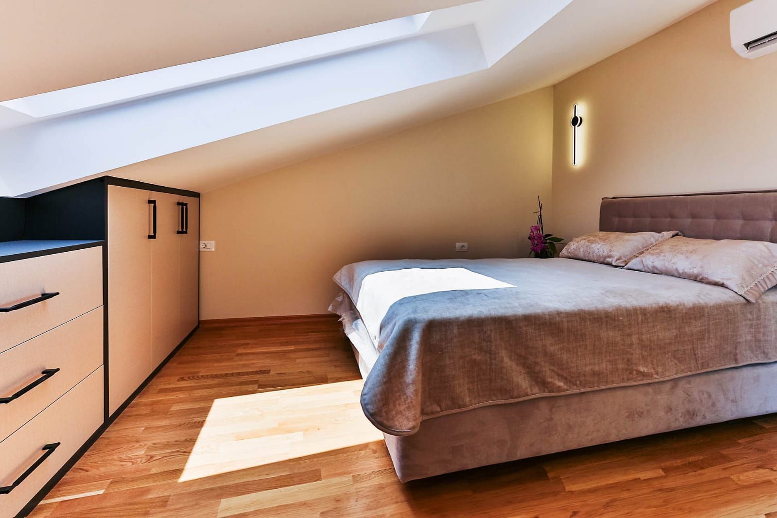 HITNA PRODAJA – Luksuzna townhouse vila 220m² sa bazenom i panoramskim pogledom na more – Reževići, Budvanska rivijera | Mogućnost odloženog plaćanja | Bez plaćanja 3% poreza