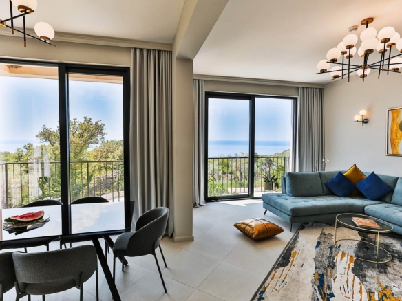 HITNA PRODAJA – Luksuzna townhouse vila 220m² sa bazenom i panoramskim pogledom na more – Reževići, Budvanska rivijera | Mogućnost odloženog plaćanja | Bez plaćanja 3% poreza