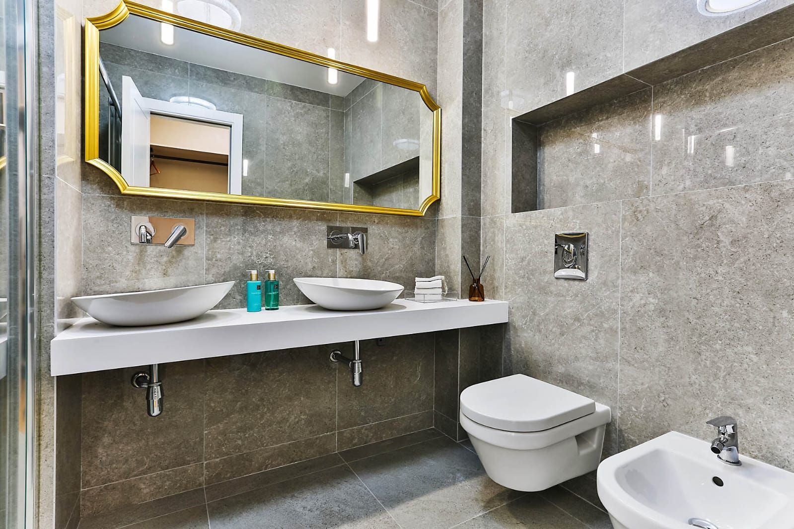 HITNA PRODAJA – Luksuzna townhouse vila 220m² sa bazenom i panoramskim pogledom na more – Reževići, Budvanska rivijera | Mogućnost odloženog plaćanja | Bez plaćanja 3% poreza