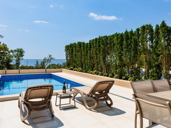 HITNA PRODAJA – Luksuzna townhouse vila 220m² sa bazenom i panoramskim pogledom na more – Reževići, Budvanska rivijera | Mogućnost odloženog plaćanja | Bez plaćanja 3% poreza