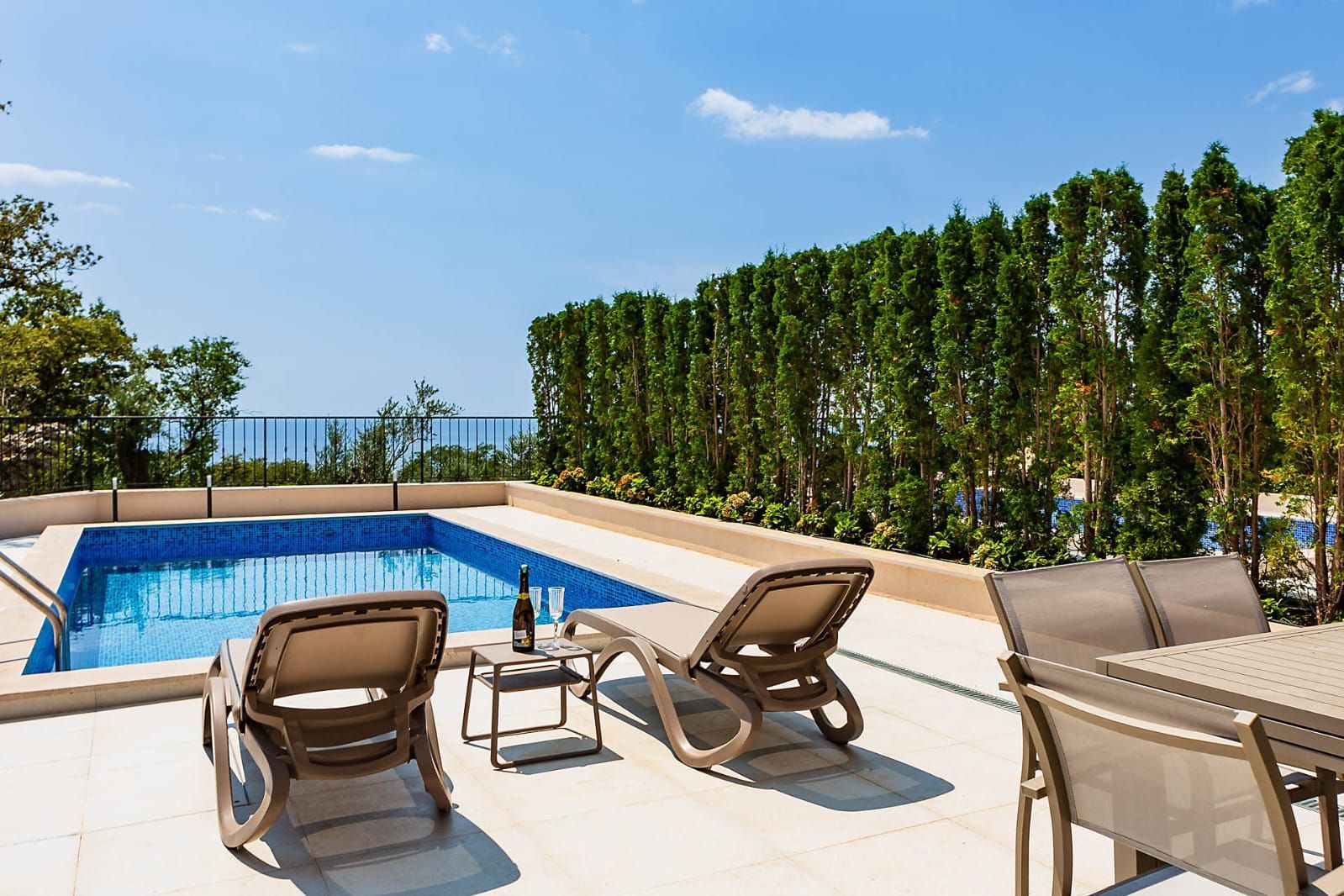 HITNA PRODAJA – Luksuzna townhouse vila 220m² sa bazenom i panoramskim pogledom na more – Reževići, Budvanska rivijera | Mogućnost odloženog plaćanja | Bez plaćanja 3% poreza
