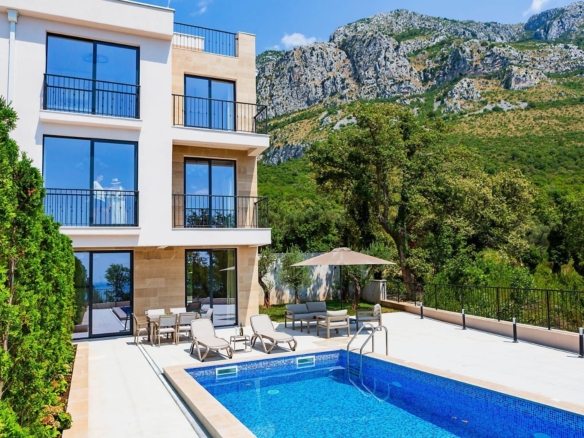 HITNA PRODAJA – Luksuzna townhouse vila 220m² sa bazenom i panoramskim pogledom na more – Reževići, Budvanska rivijera | Mogućnost odloženog plaćanja | Bez plaćanja 3% poreza