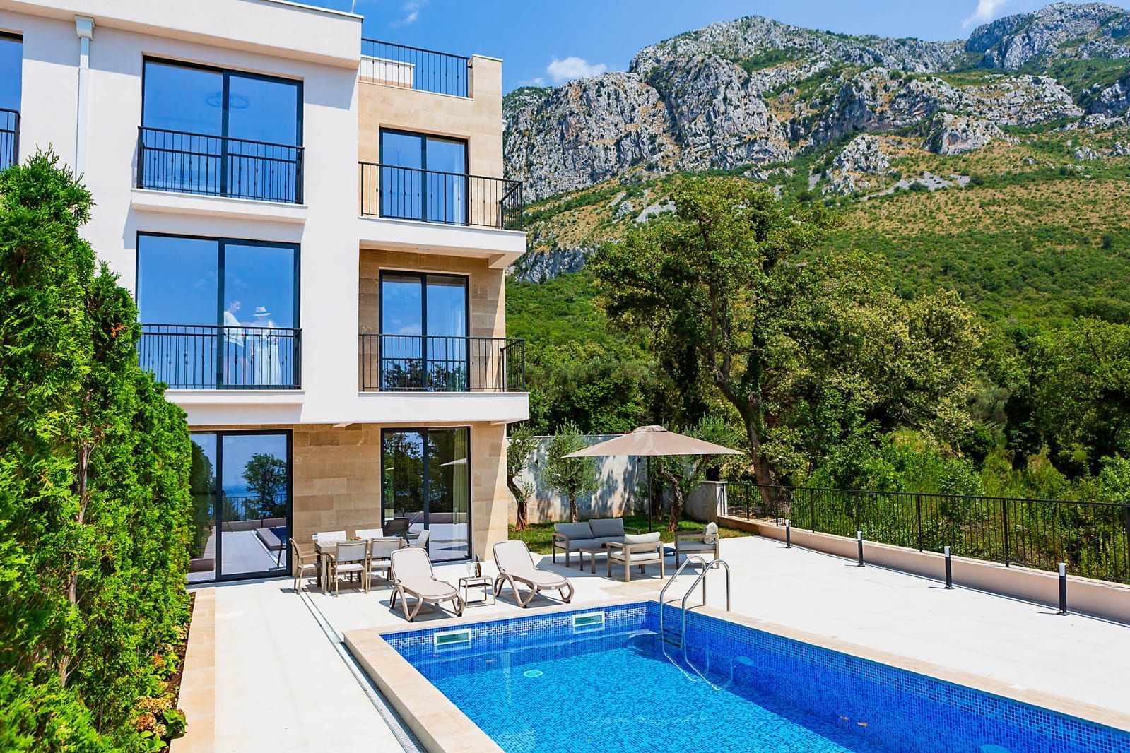 HITNA PRODAJA – Luksuzna townhouse vila 220m² sa bazenom i panoramskim pogledom na more – Reževići, Budvanska rivijera | Mogućnost odloženog plaćanja | Bez plaćanja 3% poreza