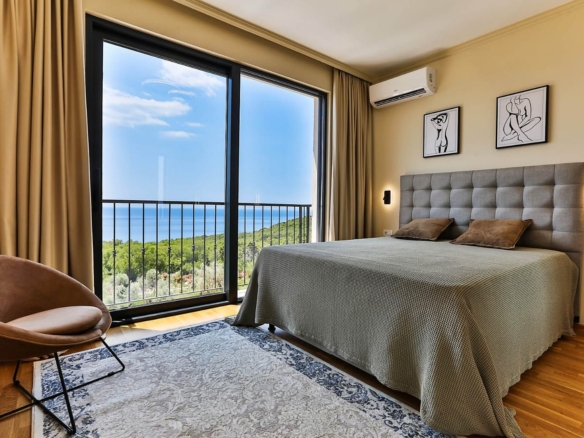 HITNA PRODAJA – Luksuzna townhouse vila 220m² sa bazenom i panoramskim pogledom na more – Reževići, Budvanska rivijera | Mogućnost odloženog plaćanja | Bez plaćanja 3% poreza