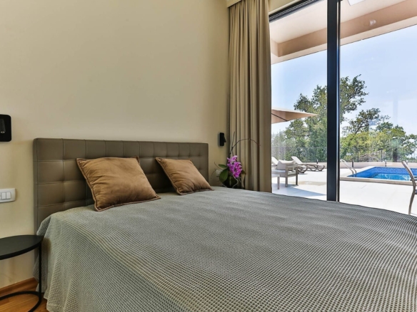 HITNA PRODAJA – Luksuzna townhouse vila 220m² sa bazenom i panoramskim pogledom na more – Reževići, Budvanska rivijera | Mogućnost odloženog plaćanja | Bez plaćanja 3% poreza