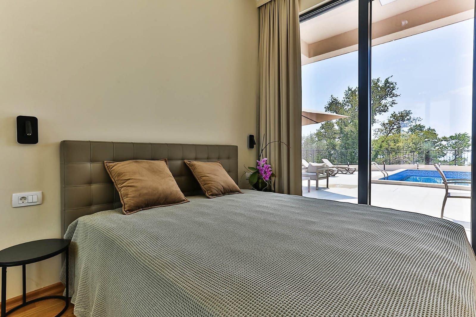 HITNA PRODAJA – Luksuzna townhouse vila 220m² sa bazenom i panoramskim pogledom na more – Reževići, Budvanska rivijera | Mogućnost odloženog plaćanja | Bez plaćanja 3% poreza