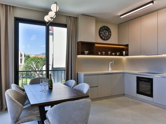 HITNA PRODAJA – Luksuzna townhouse vila 220m² sa bazenom i panoramskim pogledom na more – Reževići, Budvanska rivijera | Mogućnost odloženog plaćanja | Bez plaćanja 3% poreza
