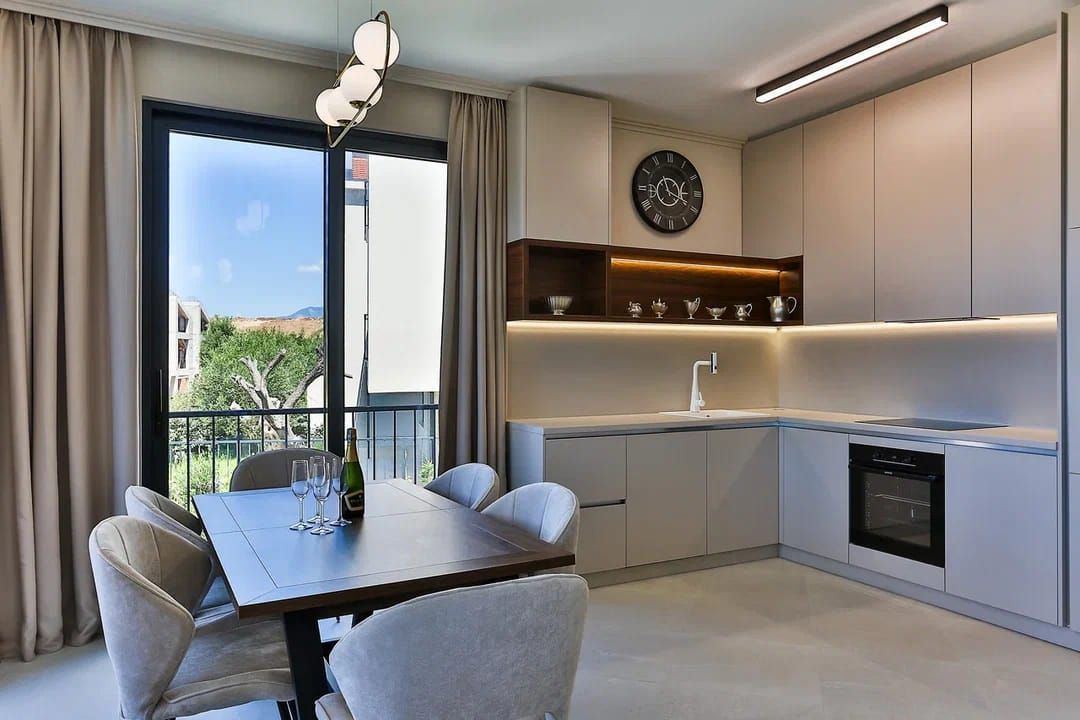 HITNA PRODAJA – Luksuzna townhouse vila 220m² sa bazenom i panoramskim pogledom na more – Reževići, Budvanska rivijera | Mogućnost odloženog plaćanja | Bez plaćanja 3% poreza