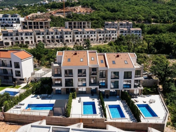 HITNA PRODAJA – Luksuzna townhouse vila 220m² sa bazenom i panoramskim pogledom na more – Reževići, Budvanska rivijera | Mogućnost odloženog plaćanja | Bez plaćanja 3% poreza