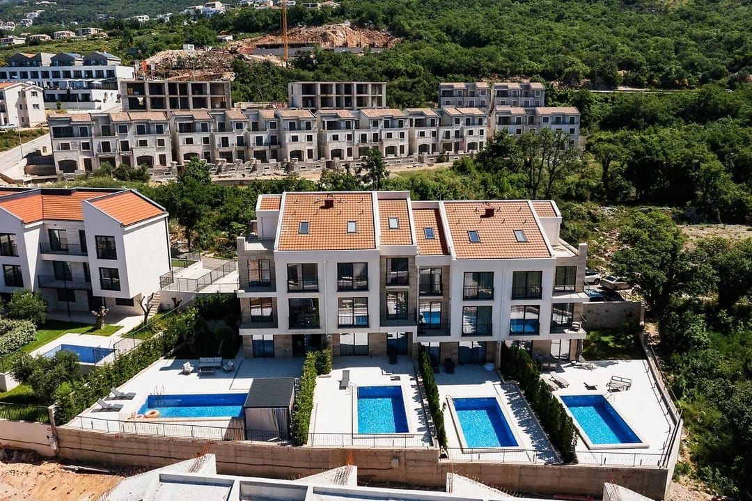 HITNA PRODAJA – Luksuzna townhouse vila 220m² sa bazenom i panoramskim pogledom na more – Reževići, Budvanska rivijera | Mogućnost odloženog plaćanja | Bez plaćanja 3% poreza
