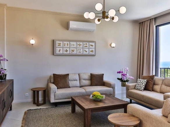 HITNA PRODAJA – Luksuzna townhouse vila 220m² sa bazenom i panoramskim pogledom na more – Reževići, Budvanska rivijera | Mogućnost odloženog plaćanja | Bez plaćanja 3% poreza