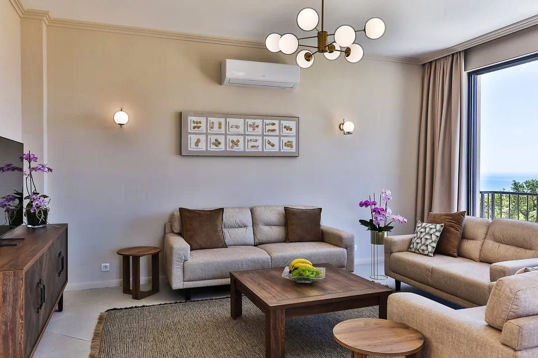 HITNA PRODAJA – Luksuzna townhouse vila 220m² sa bazenom i panoramskim pogledom na more – Reževići, Budvanska rivijera | Mogućnost odloženog plaćanja | Bez plaćanja 3% poreza