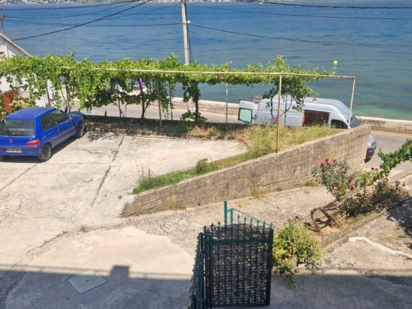 Prodaja – Stan 55 m² + studio 30 m² sa pogledom na more, velikim terasama i 3 parking mesta | Prva linija do mora, Prčanj, Kotor