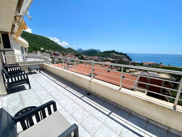 Dvosoban stan sa terasom i pogledom na more, Petrovac, Budva — fotografija 11
