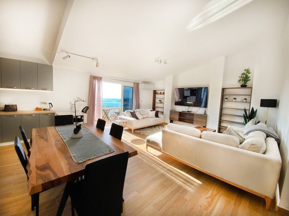 Trosoban stan 136 m² sa panoramskim pogledom na more u kompleksu sa bazenom – Petrovac (Na period do 01.06.2027)