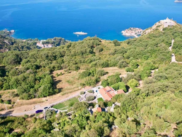 Urbanizovan plac 613m2 sa panoramskim pogledom na more – Blizikuće, Budva