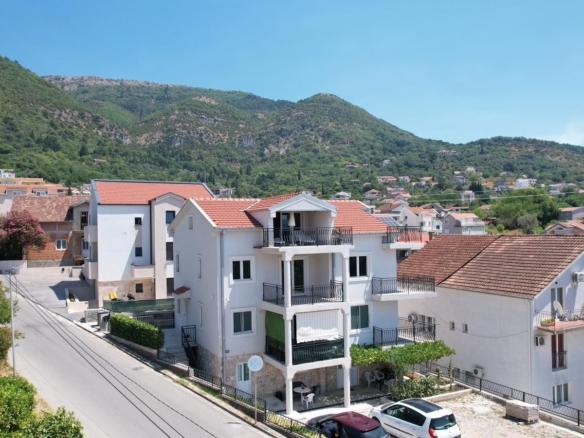 Na prodaju ekskluzivna dvospratna kuća 590m² sa panoramskim pogledom na more – Tivat, Mažina