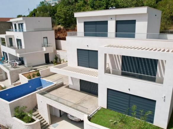 Luksuzna trospratna vila sa bazenom, panoramskim pogledom na more i Stari grad – 184 m², Komoševina, Budva
