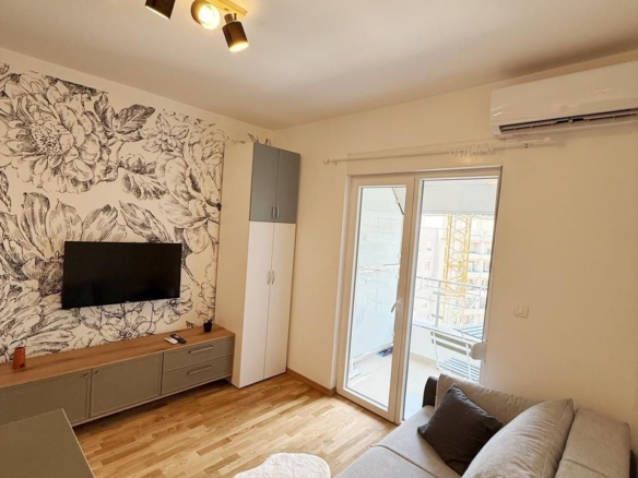 Nov opremljen studio apartman u Bečićima (Izdavanje na period do 01.06.2027)