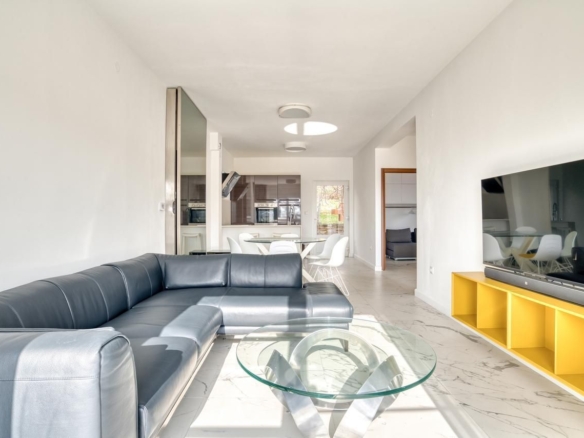 Prodaja dvosobnog luksuzno opremljenog stana 60 m² + 25 m² terasa u kompleksu sa bazenom – Petrovac, Budva