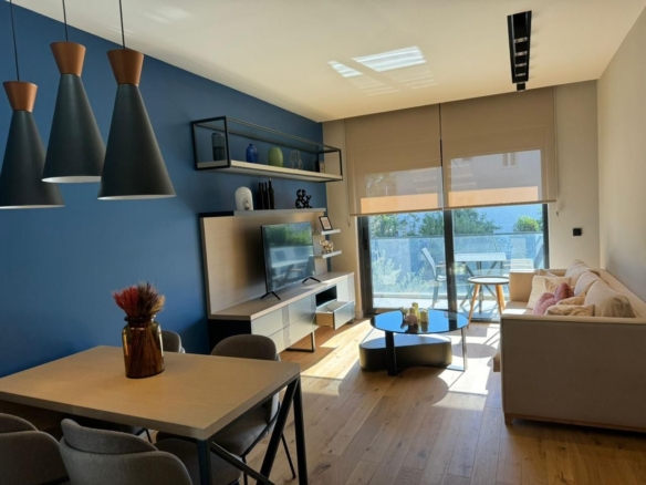 Prelep jednosoban 45m² stan na 50 metara od mora – Seljanovo, Tivat (Izdavanje na duzi period)