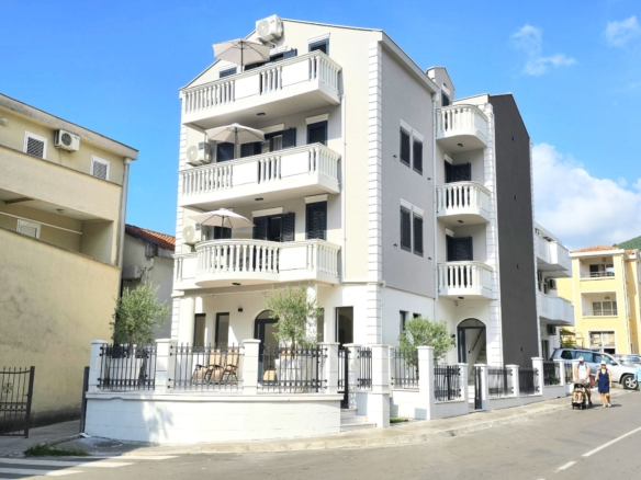 Renoviran mini hotel sa apartmanima, poslovnim prostorom i parkingom-Budva,Adok