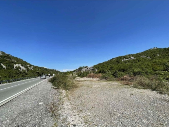 Atraktivno zemljište 6.000 m² uz magistralu Podgorica–Cetinje