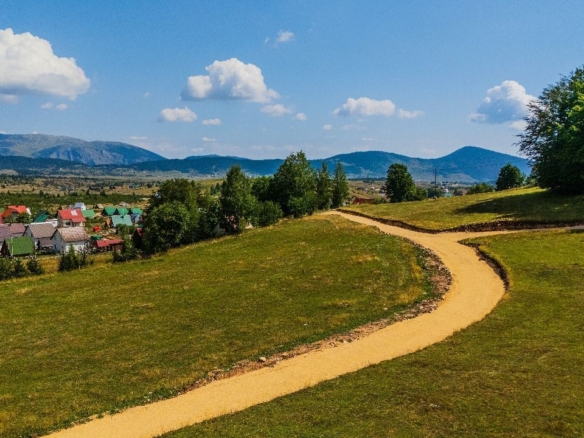 Ekskluzivna urbanizovana parcela 649m² u planinskom kompleksu na Žabljaku
