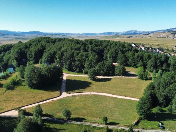 Ekskluzivna urbanizovana parcela 729m² u planinskom kompleksu na Žabljaku