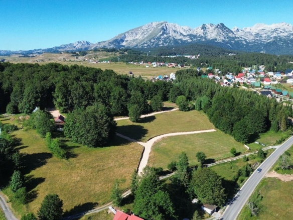 Ekskluzivna urbanizovana parcela 691m² u planinskom kompleksu na Žabljaku