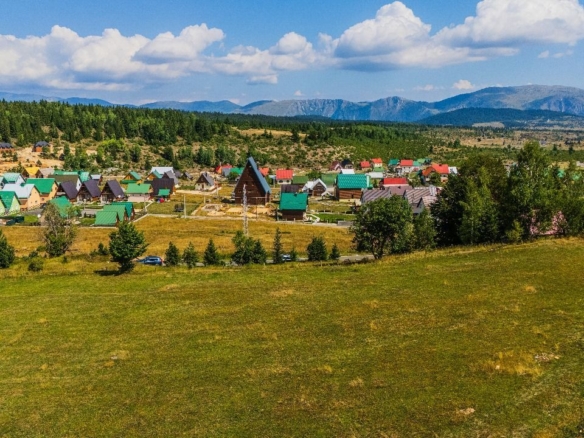 Ekskluzivna urbanizovana parcela 583m² u planinskom kompleksu na Žabljaku