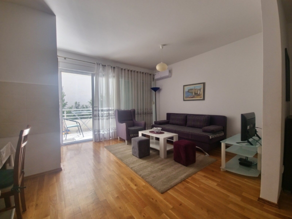 Izdaje se dvosoban namješten stan 68 m² u centru Budve – Vojvodjanska (na duži period)