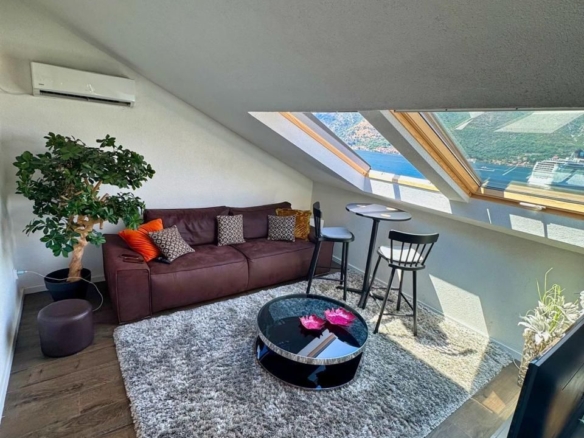 Prodaja dvosobnog apartmana 82m² sa pogledom na more, bazenom i parkingom – Dobrota, Kotor