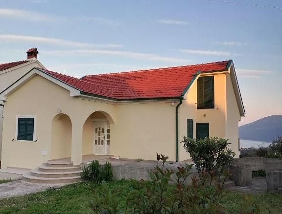 Izdavanje –komforna kuća sa panoramskim pogledom na more , Herceg Novi (na duzi period)