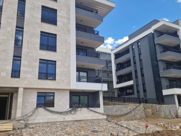 Prodaja – Nov dvosoban stan 52 m² sa gratis terasom u prestižnom GeoMaster kvartu, Gorica, Podgorica