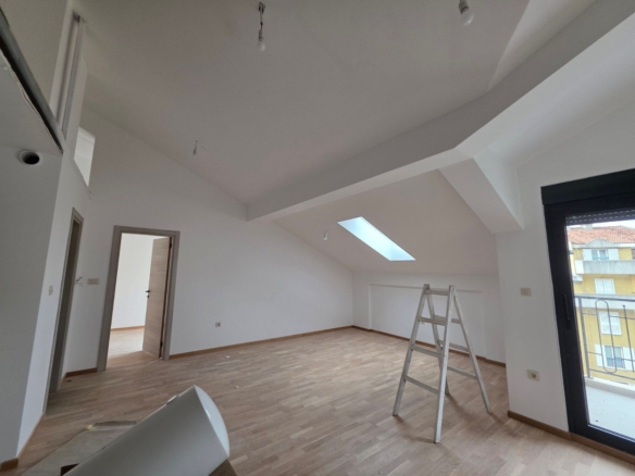Dvosoban stan 71.08m² sa dodatnom galerijom 18m² u novom stambeno poslovnoj zgradi-Budva,Adok