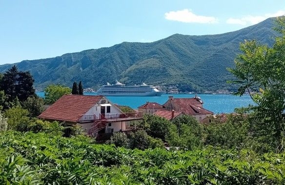 Zajednička gradnja – plac 727 m² sa kućom na 200 m od mora, Sveti Stasije, Dobrota, Kotor