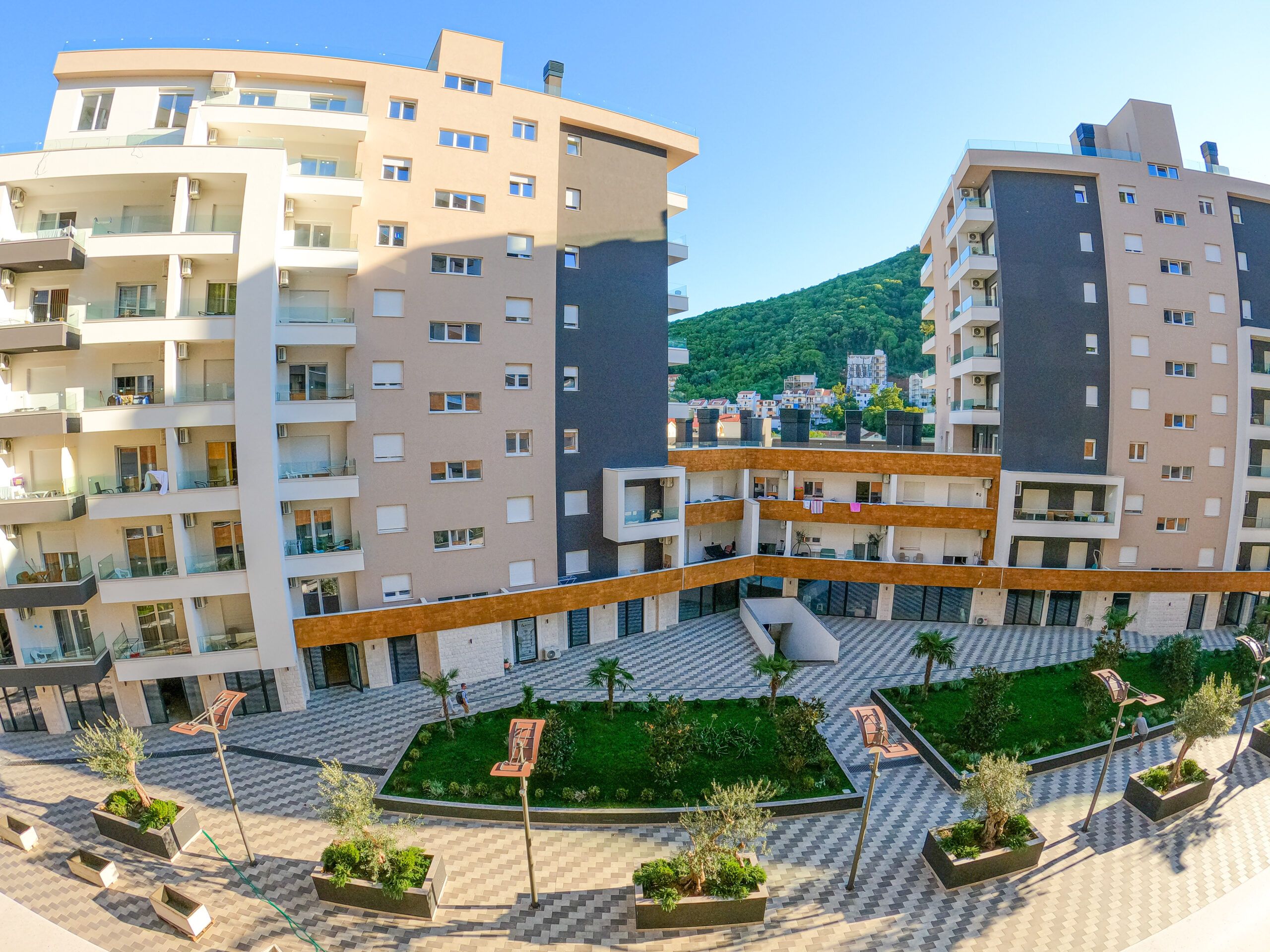Moderno opremljena garsonjera sa garaznim mestom u kompleksu The Old Bakery u Budvi (Izdavanje na period od 01.10 do 01.06.2027)